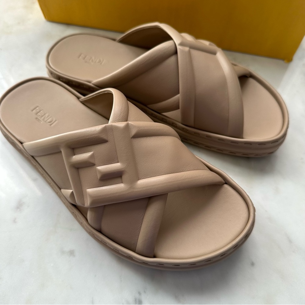 FENDI leather slide / men’s size UK 7 / brand New